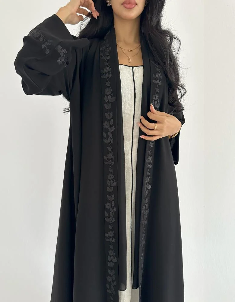 كريب ملكي اسود مطرز بالأسود كلوش